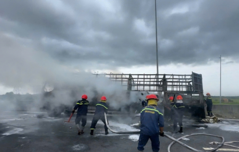 Xe tải cháy rụi trên cao tốc Đà Nẵng-Quảng Ngãi