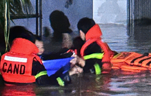 Cán bộ chiến sĩ phòng cháy chữa cháy TPHCM vượt nước dữ, giải cứu dân bị ngập lụt