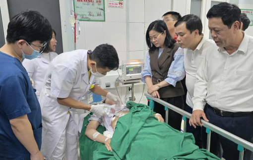 Giây phút nghẹt thở giành bệnh nhi từ tay kẻ cầm dao truy sát trong bệnh viện