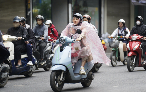 Nhiệt độ Hà Nội giảm sâu, người dân vất vả đi làm trong mưa rét