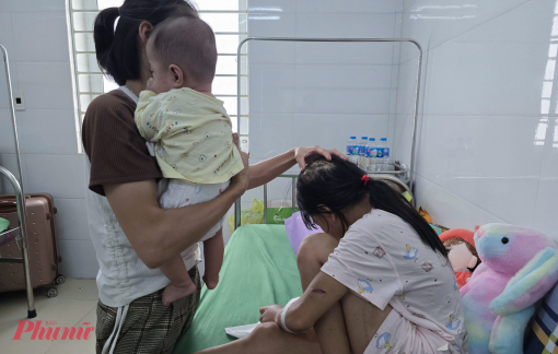 Khởi tố cha dượng dùng búa đánh vào đầu con riêng của vợ