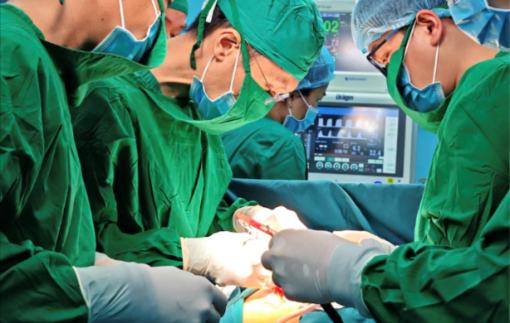 Bác sĩ mổ cấp cứu thành công cho ngư dân bị tai nạn khi đang đánh cá tại Côn Đảo