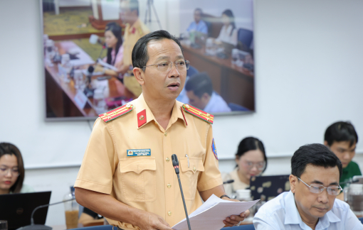 Đi xe máy, mô tô trên vỉa hè là hành vi phản cảm