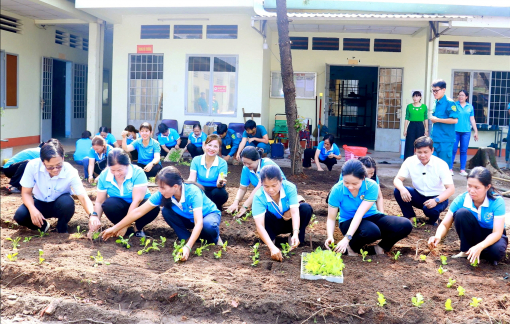 Trao tặng cây xanh để gieo lối sống đẹp