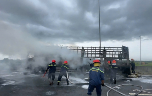 Xe tải cháy rụi trên cao tốc Đà Nẵng-Quảng Ngãi