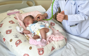Điều trị thành công cho bé sơ sinh bị thoát vị tủy mỡ kèm đảo ngược phủ tạng
