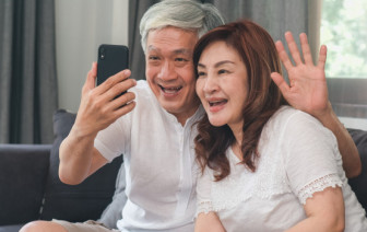 Cha mẹ già đừng khước từ sự chăm sóc của con