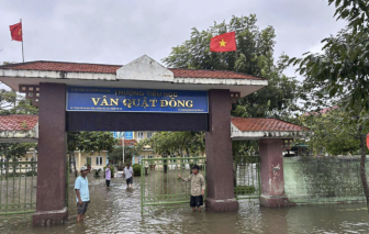 Huế mưa trắng trời, nhiều trường tiếp tục cho học sinh nghỉ học
