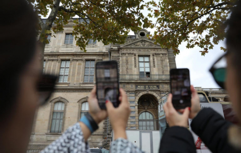 Cửa sổ vỡ của Louvre: "Địa điểm check-in" mới sau vụ trộm trang sức 88 triệu euro
