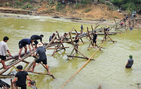 Lũ cuốn trôi cầu, xã vùng cao dựng cầu tre để học sinh đến trường