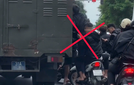 Xử lý nhóm thanh niên "đầu trần" đeo bám xe chở phạm nhân trên đường phố Hà Nội