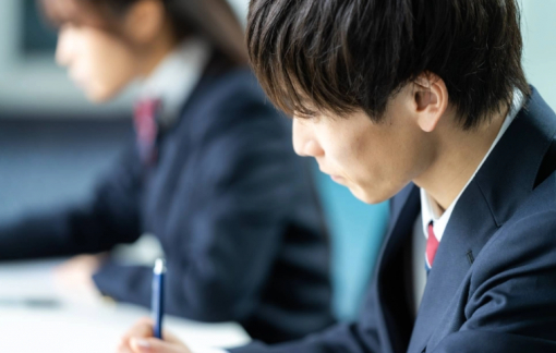 Các bà mẹ Nhật Bản còng lưng vì chi phí nuôi dạy con