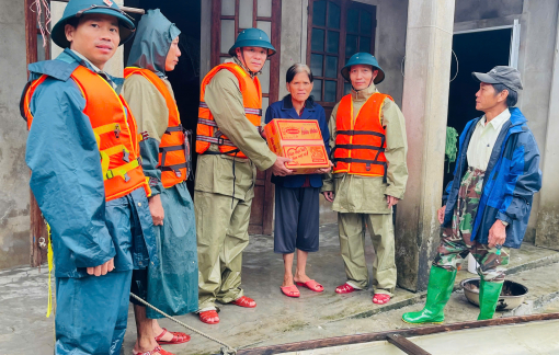 Cán bộ phường Hóa Châu vượt lũ, đưa hàng cứu trợ đến người dân đã 4 ngày ngập lụt