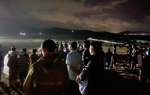 Hai thiếu niên bị sóng cuốn mất tích khi tắm biển