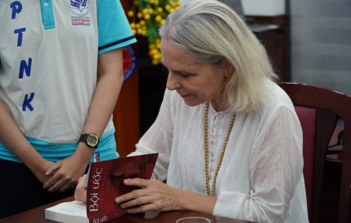 Nhà văn Camille Laurens giao lưu với độc giả TPHCM: “Tôi tự bảo vệ mình bằng cách viết”