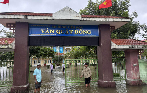 Xứ Huế mưa trắng trời, nhiều trường tiếp tục cho học sinh nghỉ học