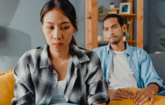 Chồng lén “ăn bánh trả tiền”, vợ nên làm gì?