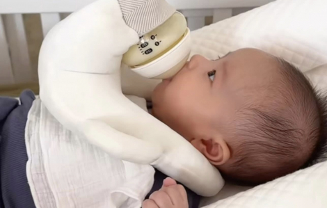 Gối đỡ bình sữa giúp trẻ tự bú dễ khiến trẻ tử vong