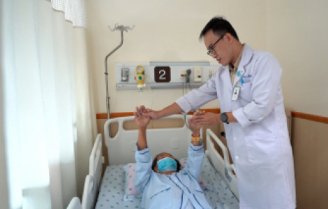 Tắm đêm, thức khuya có gây đột quỵ không?