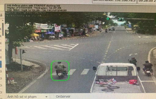 1 phụ nữ điều khiển xe máy vi phạm giao thông 7 lần trong 7 ngày