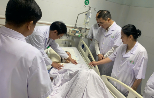 Bộ trưởng Bộ Y tế tặng bằng khen cho 4 điều dưỡng dũng cảm cứu bệnh nhi ở Nghệ An Bộ trưởng Bộ Y tế tặng bằng khen cho 4 điều dưỡng dũng cảm cứu bệnh nhi ở Nghệ An