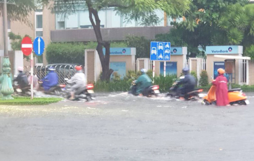 Mưa to đường phố Tuy Hòa thành biển nước, 100 hộ dân chạy lũ khẩn cấp