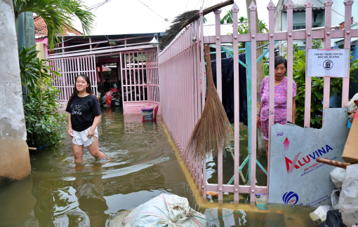 Nước bủa vây suốt 3 ngày, người dân TPHCM dùng máy bơm chống ngập
