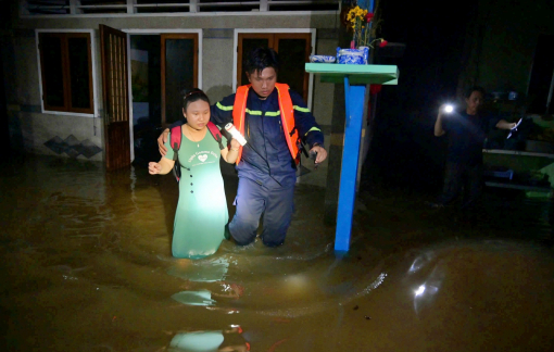 Lực lượng chức năng Phường  Bình Quới trắng đêm giúp dân chống ngập do triều cường