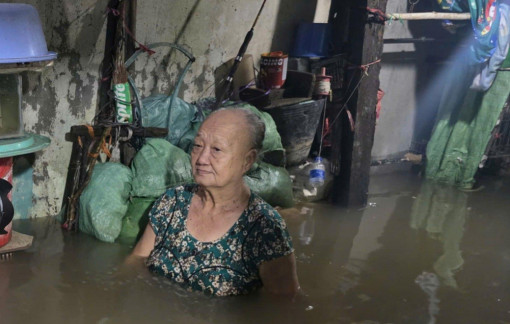 Triều cường dâng cao khủng khiếp ở miền Tây, nhiều nơi ngập tới ngực