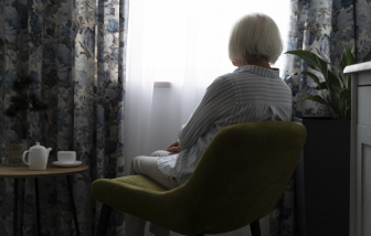 Con trai không chịu đi làm, chỉ nằm nhà bấm điện thoại