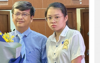 Cô gái bị cha mẹ bỏ rơi từ lúc lọt lòng khóc nấc khi nhận học bổng đại học