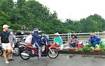 Đàn bà chạy chợ ngày mưa