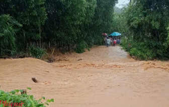 Mưa to, 1 học sinh bị hút vào cống thoát nước tử vong, một người đàn ông bị lũ cuốn