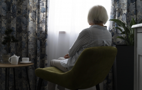 Con trai không chịu đi làm, chỉ nằm nhà bấm điện thoại