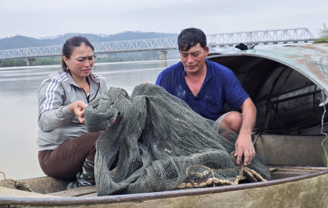 Cặp vợ chồng 20 năm giành giật sự sống cho hơn 50 người nghĩ quẫn giữa dòng Lam