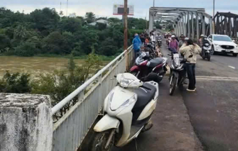 Tìm thấy thi thể nữ sinh lớp Mười hai nghi nhảy cầu tự tử