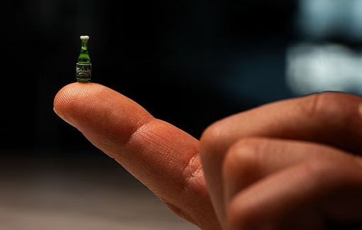 Chai bia nhỏ nhất hành tinh, chỉ bằng hạt gạo và chứa 1 giọt bia