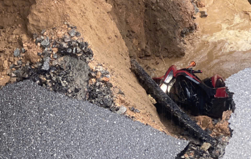 Sụp cầu ở Đà Nẵng kéo theo 1 người đi xe gắn máy