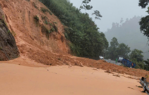 Di dời khẩn cấp hơn 50 hộ dân ở 1 xã do nước sông dâng cao, sạt lở gây cô lập