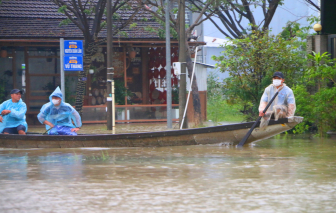 Đường phố Huế biến thành sông, người dân đi đò với giá đắt đỏ