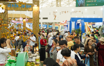 Toàn cảnh hội chợ Mùa thu 2025 đang thu hút đông đảo người dân đến tham quan