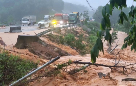 Cao tốc La Sơn - Túy Loan ngập sâu, sạt lở đất đá do mưa lớn kéo dài