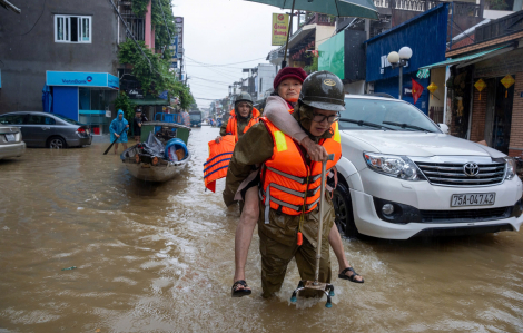Lũ tràn vào bệnh viện, chuyển khẩn cấp các bệnh nhân đến nơi an toàn