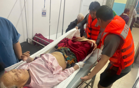 Nước tràn vào Bệnh viện Trung ương Huế, công an xuyên đêm giúp di dời bệnh nhân