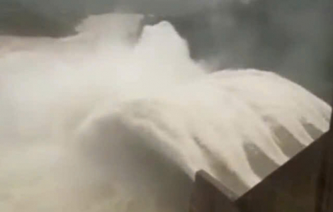 Thủy điện thông báo xả lưu lượng lớn, quân đội huy động lực lượng ứng phó