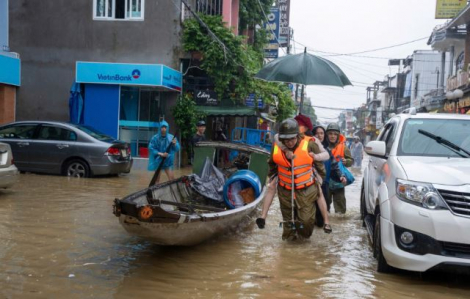 Di dời gấp bệnh nhân khỏi bệnh viện bị lũ tràn vào ở TP Huế