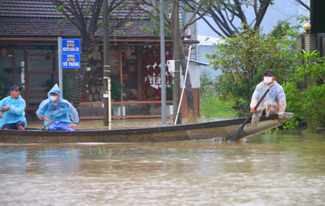 Đường phố Huế biến thành sông, người dân đi đò với giá đắt đỏ