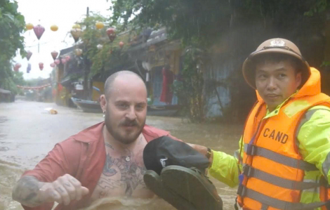 Sơ tán khẩn cấp du khách khỏi phố cổ Hội An