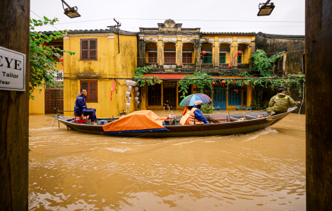 Người dân Hội An chỉ còn có thể dùng thuyền đi lại trên đường