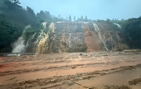 Lũ tràn ào ạt, sạt lở uy hiếp cao tốc La Sơn - Tuý Loan